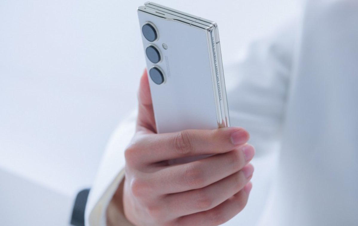 Представлен первый прототип смартфона-трансформера, который может складываться втрое